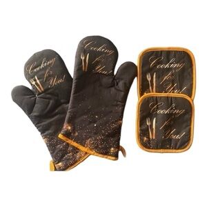 NWT-INFANZIA-4 PIECE OVEN GLOVES AND POT HOLDERS